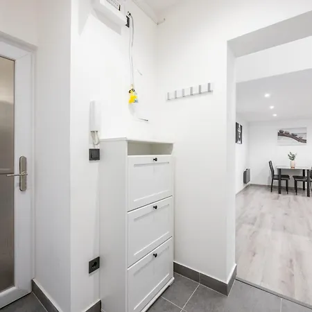 Minimalistic & Cozy On Joseph Boulevard * Budapest
