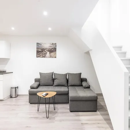 Minimalistic & Cozy On Joseph Boulevard *