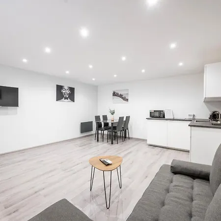 Minimalistic & Cozy On Joseph Boulevard Apartman *